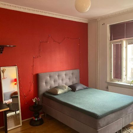 Rum Med Eget Badrum Och Stort, Delat Koek,Centralt I Malmoe A Room In An Apartment, Own Bathroom And Kitchen Shared With A Family Esterno foto