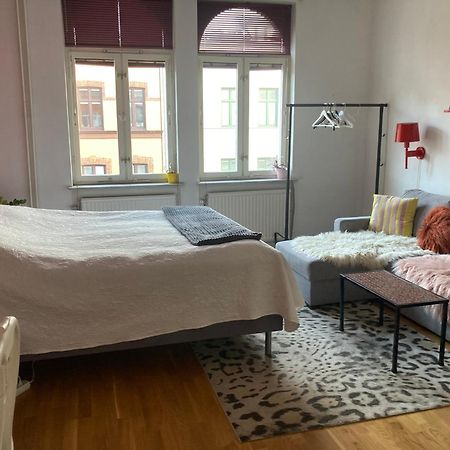 Rum Med Eget Badrum Och Stort, Delat Koek,Centralt I Malmoe A Room In An Apartment, Own Bathroom And Kitchen Shared With A Family Esterno foto